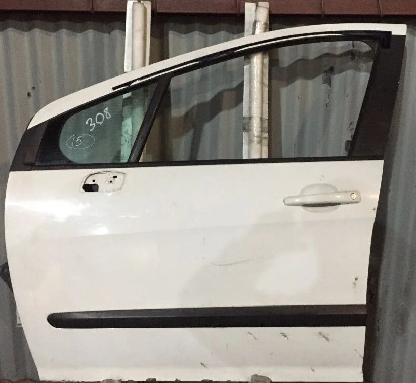 Передняя левая дверь  Peugeot 308
