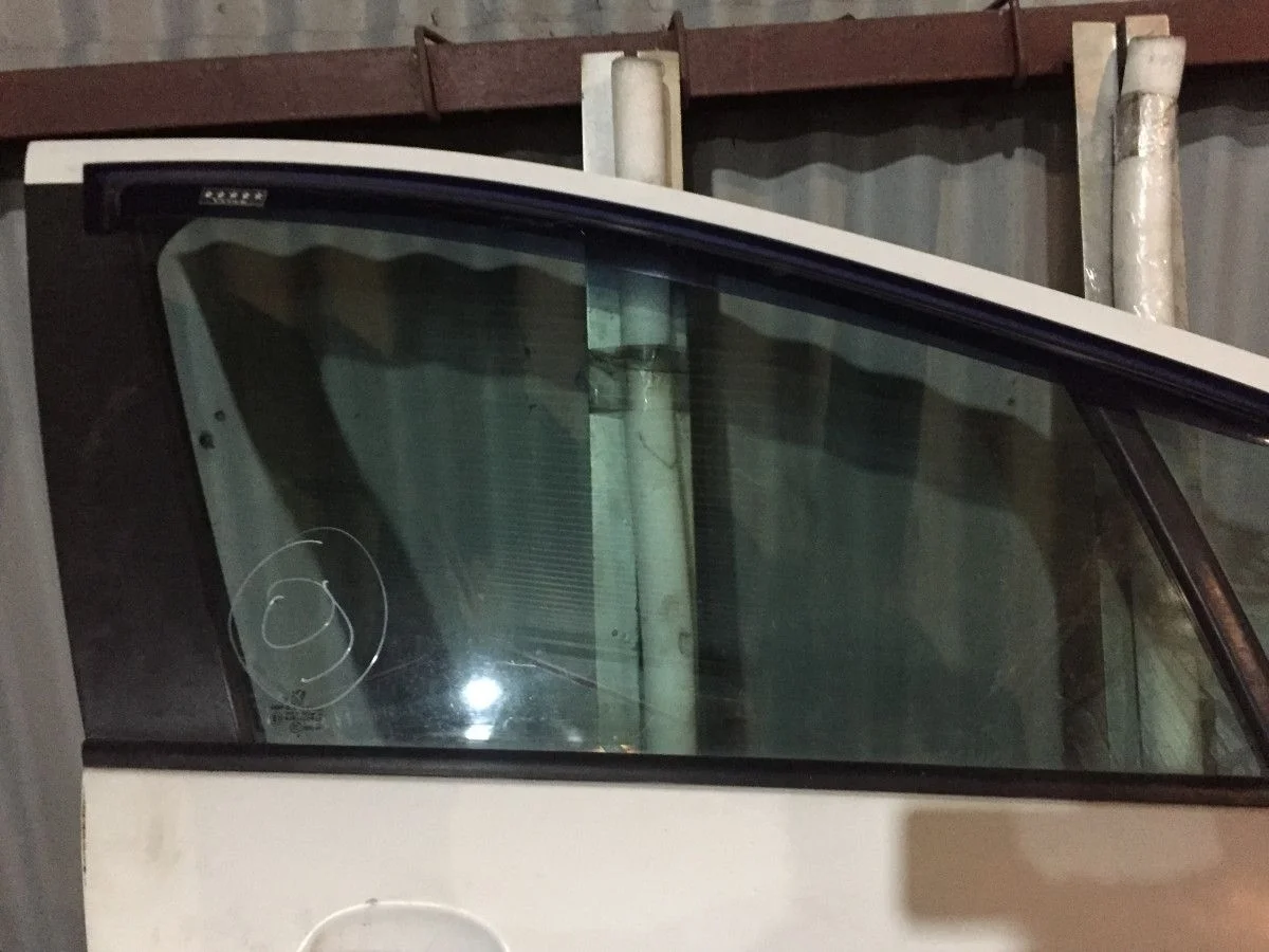 Стекло передней правой двери Peugeot 308