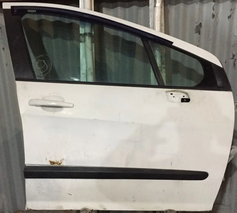 Дверь передняя правая Peugeot 308