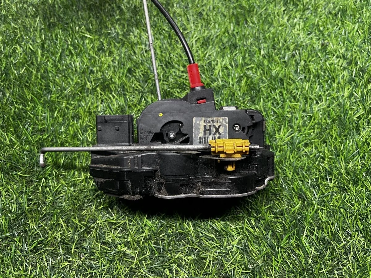 Замок двери передней правой Opel Astra J