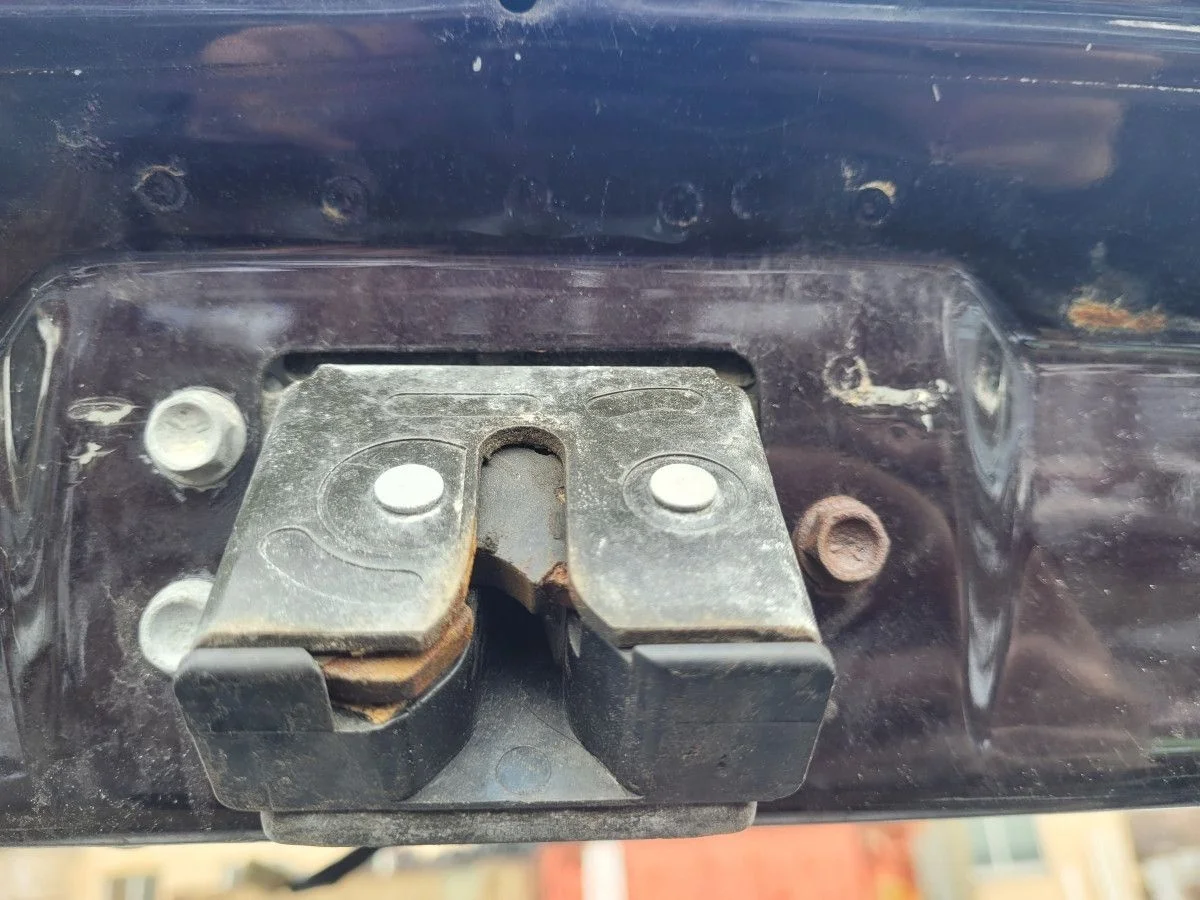 Замок крышки багажника на Mazda CX-7