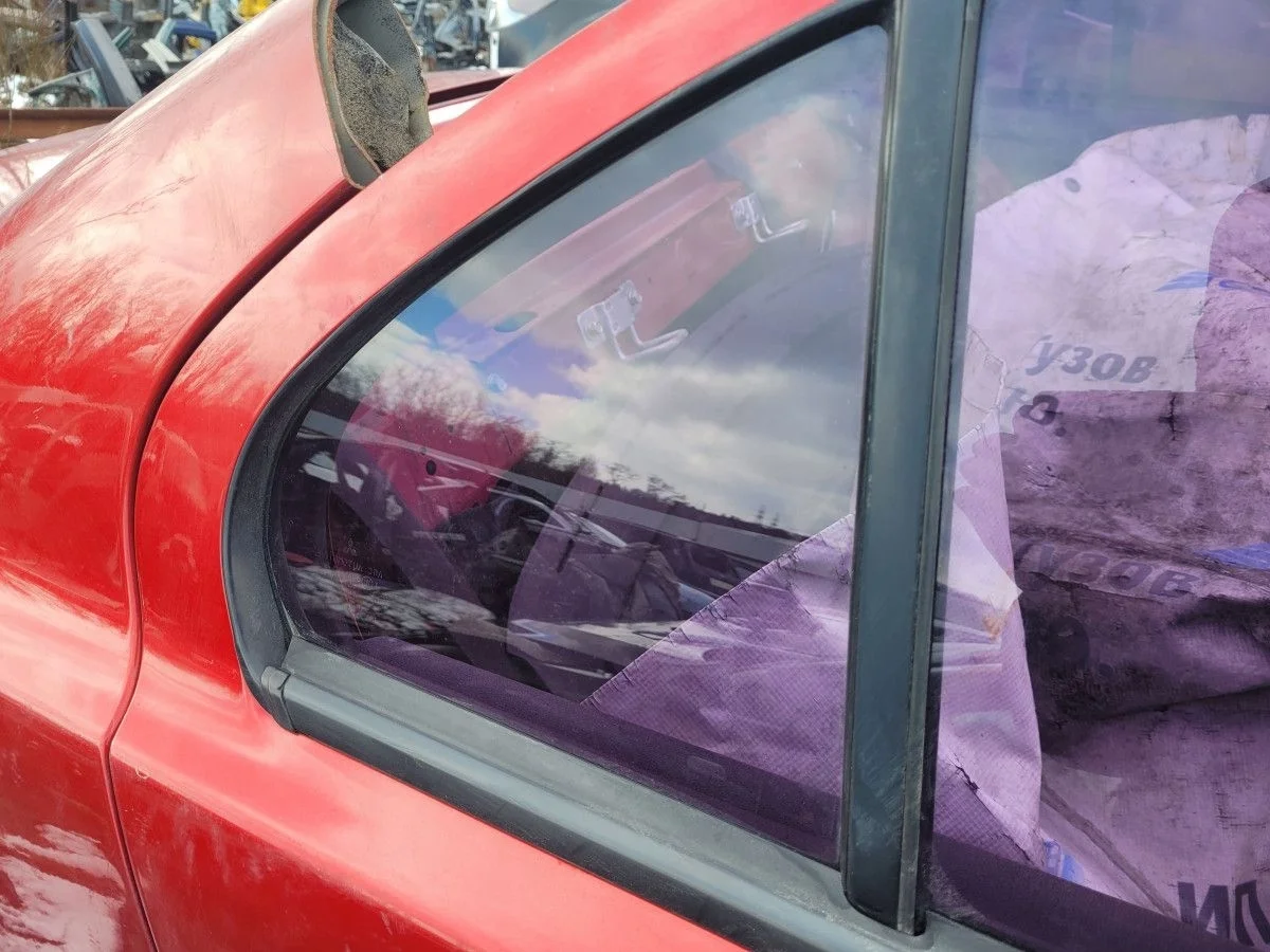 Форточка двери задней правой на Lancer 10