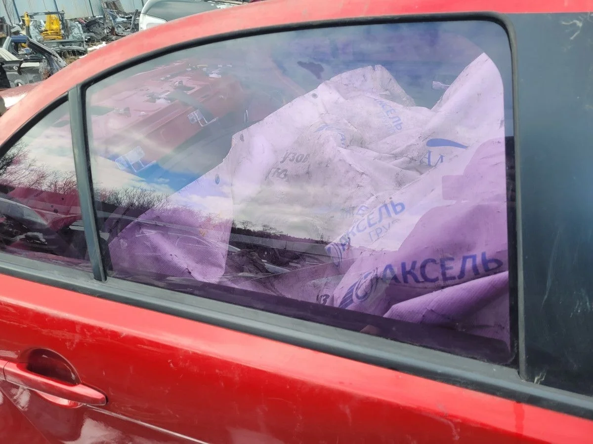Стекло двери задней правой на Lancer 10