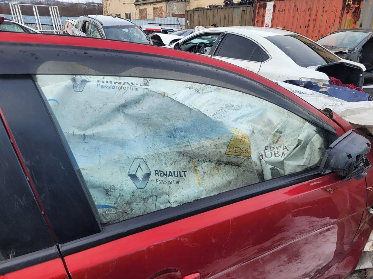 Стекло двери передней правой на Lancer 10