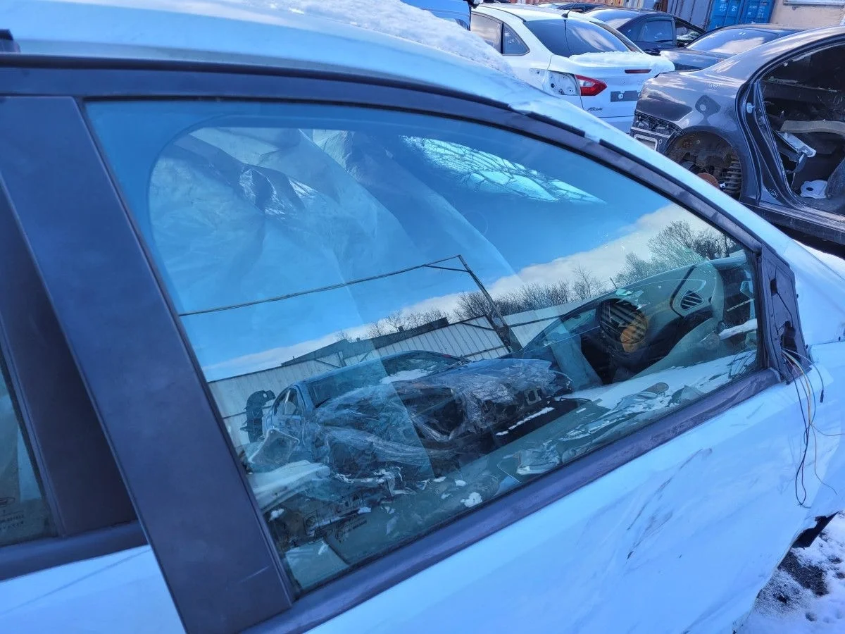 Стекло двери передней правой на Ford Focus 2 рест