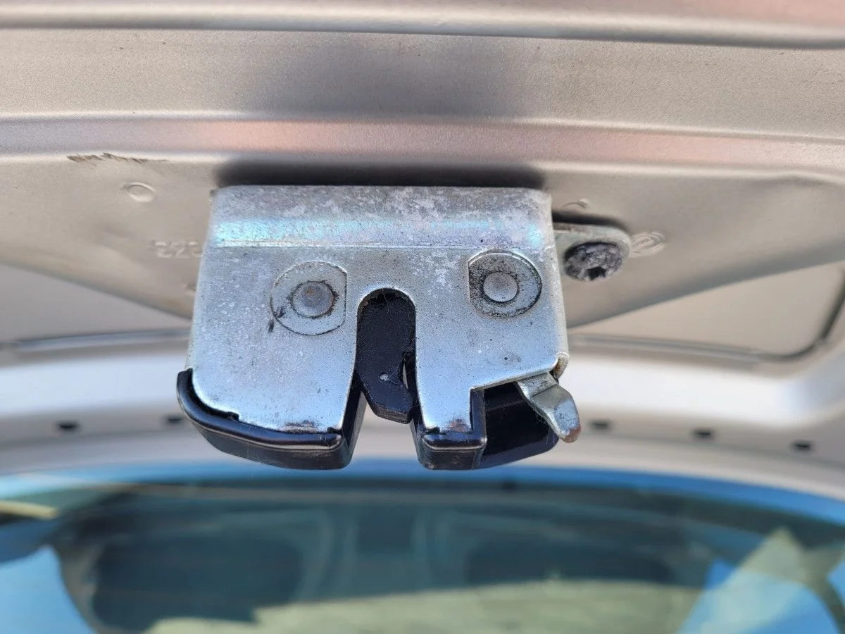 Замок крышки багажника на Fiat Albea