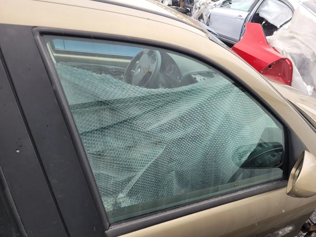 Стекло двери передней правой на Fiat Albea