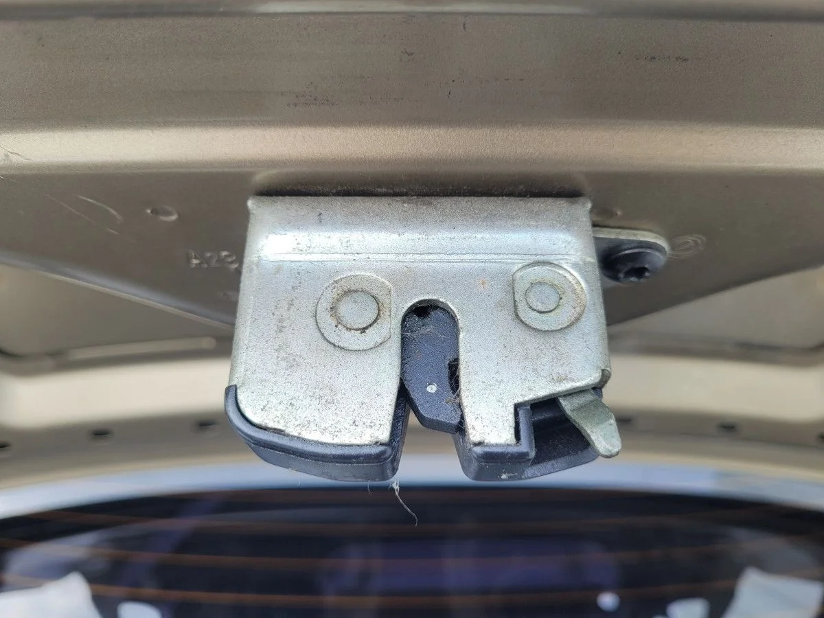 Замок крышки багажника на Fiat Albea