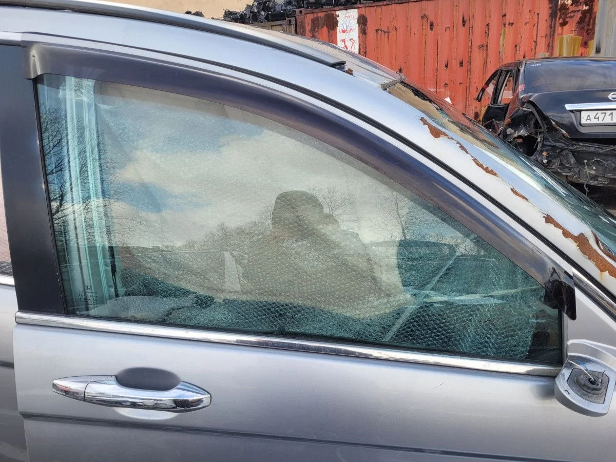 Стекло двери передней правой на Honda CR-V 3