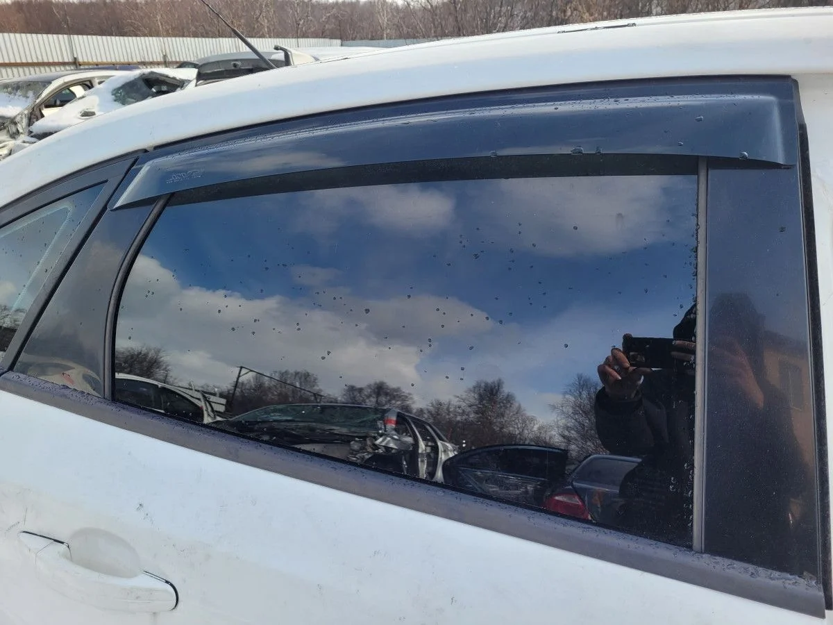Стекло двери задней правой на Ford Focus 3