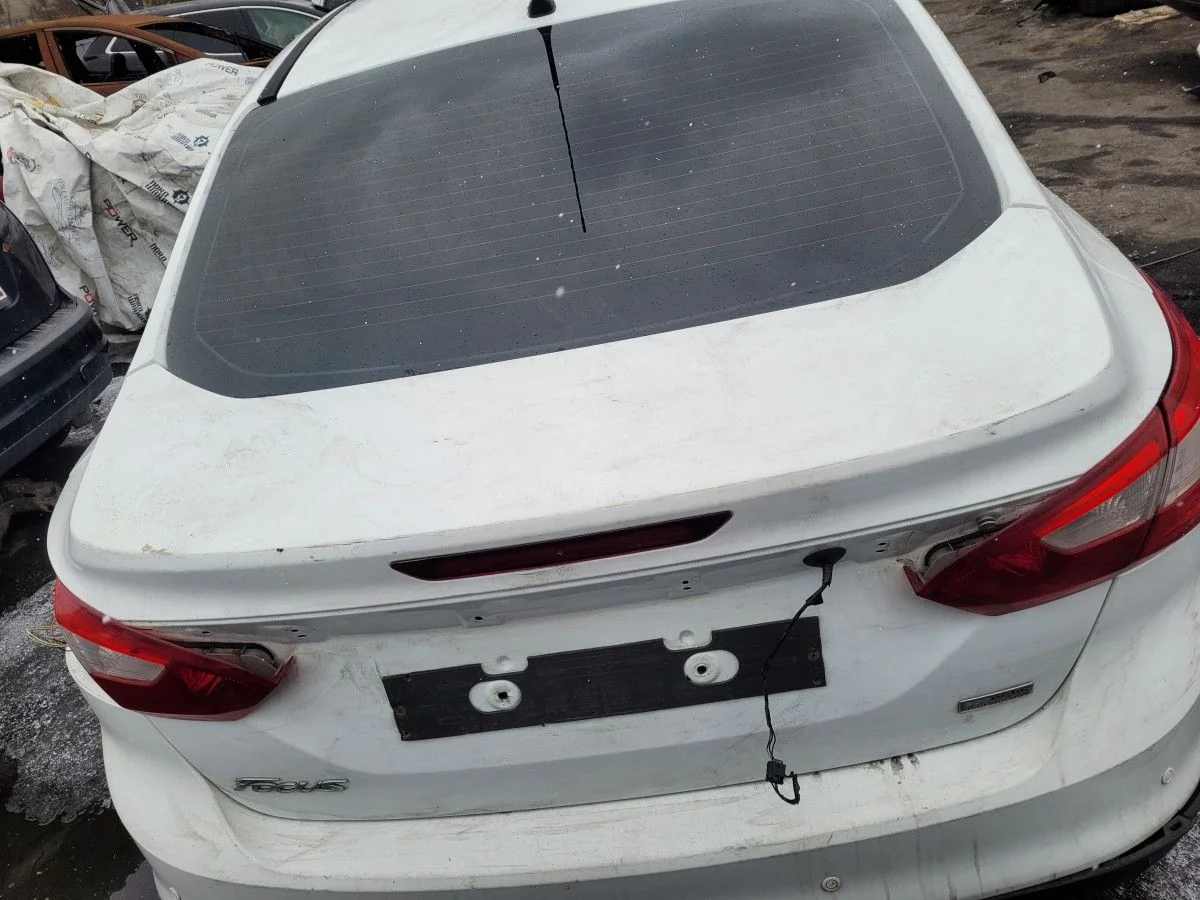 Крышка багажника на Ford Focus 3