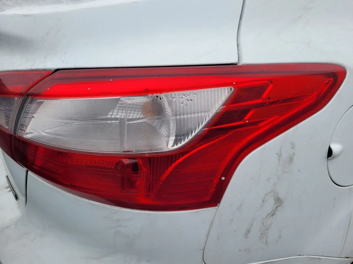 Фонарь наружный правый на Ford Focus 3