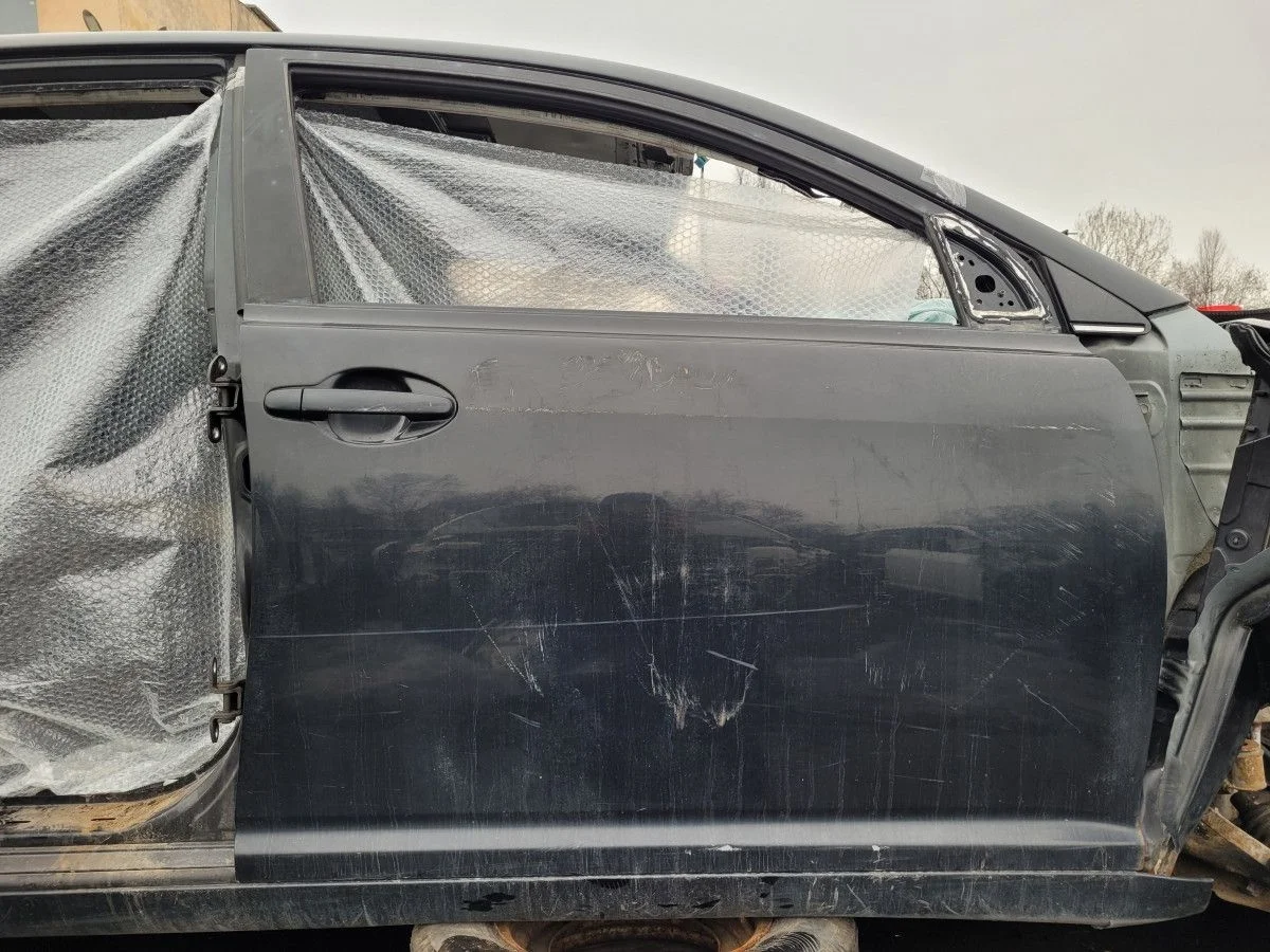 Дверь передняя правая на Avensis T250