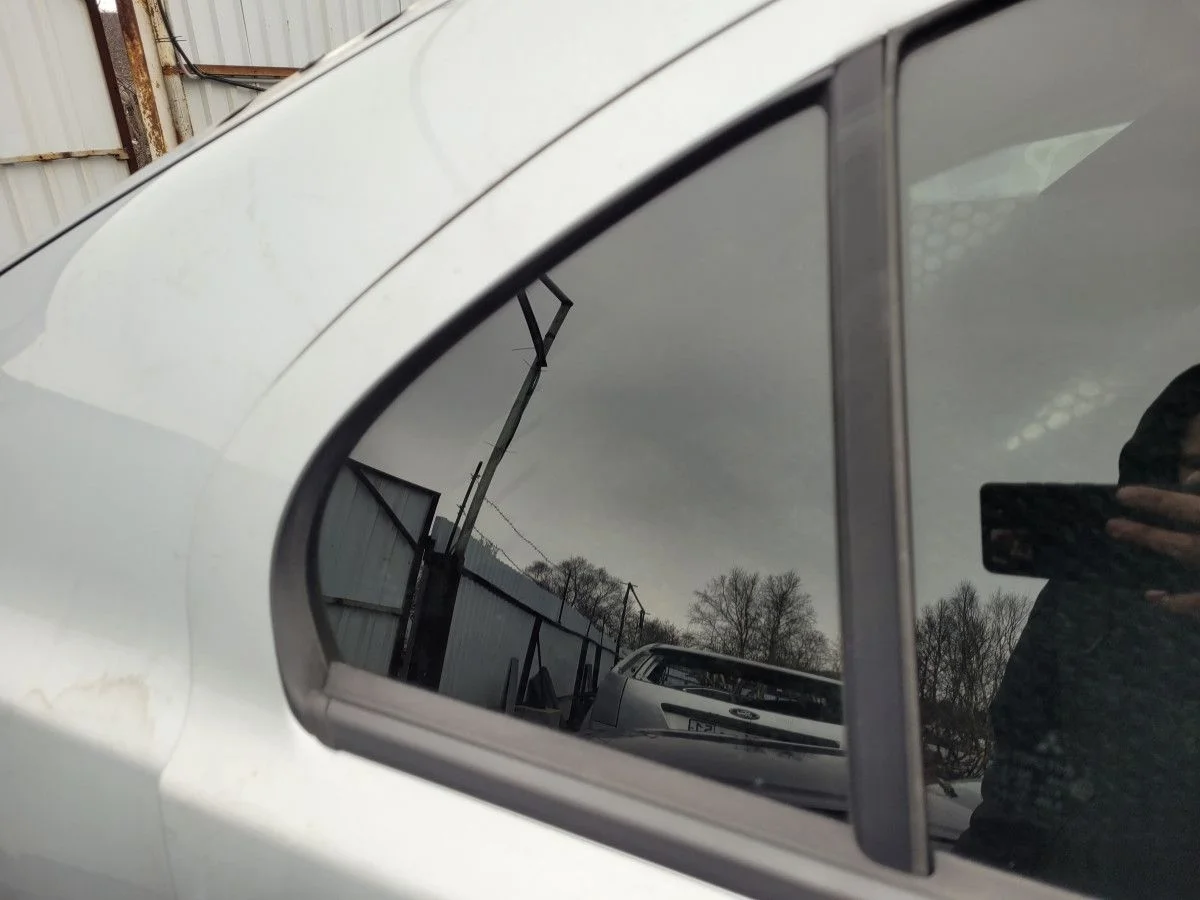 Форточка двери задней правой на Lancer 10 хэтчбек