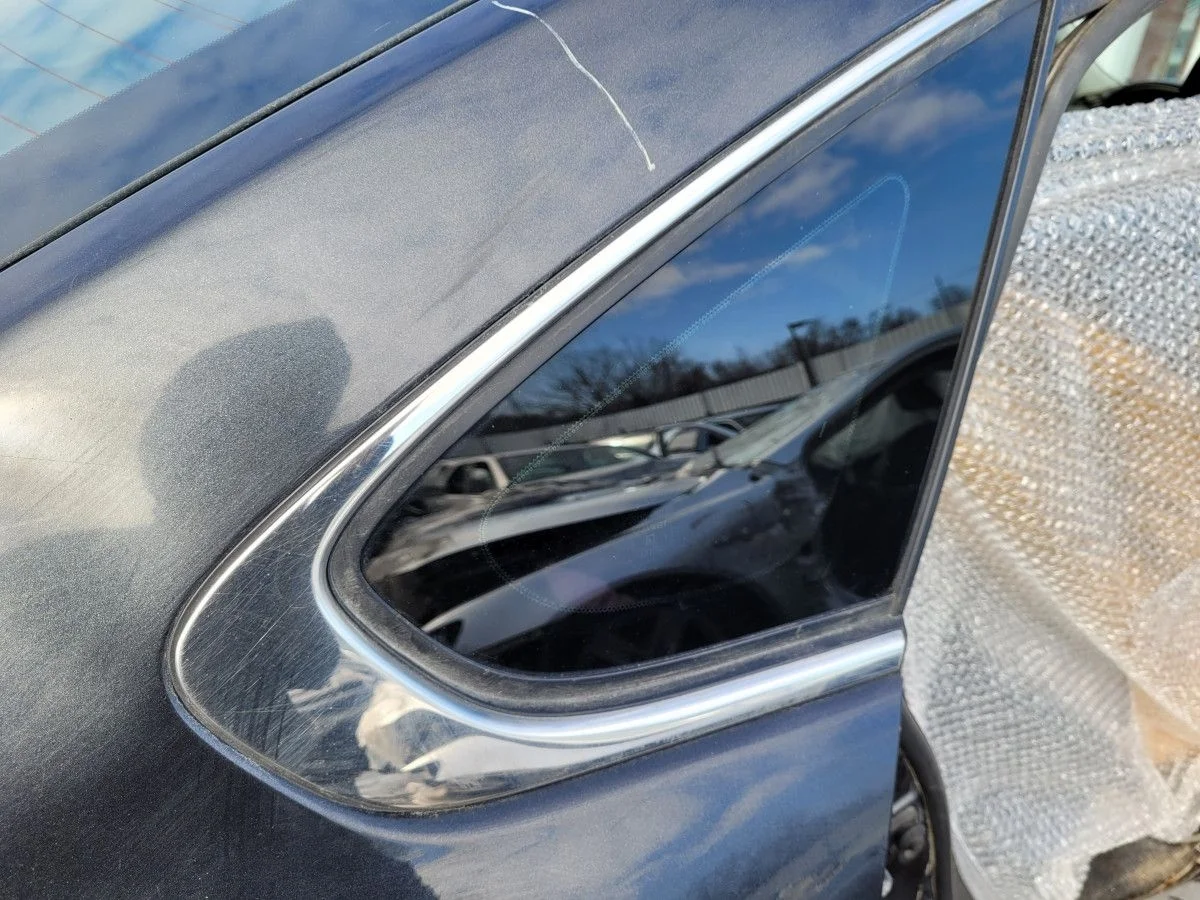 Стекло глухое правое на Nissan Almera G15