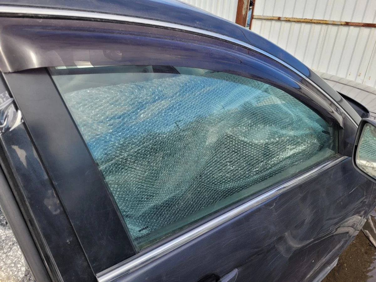 Стекло двери передней правой на Nissan Almera G15