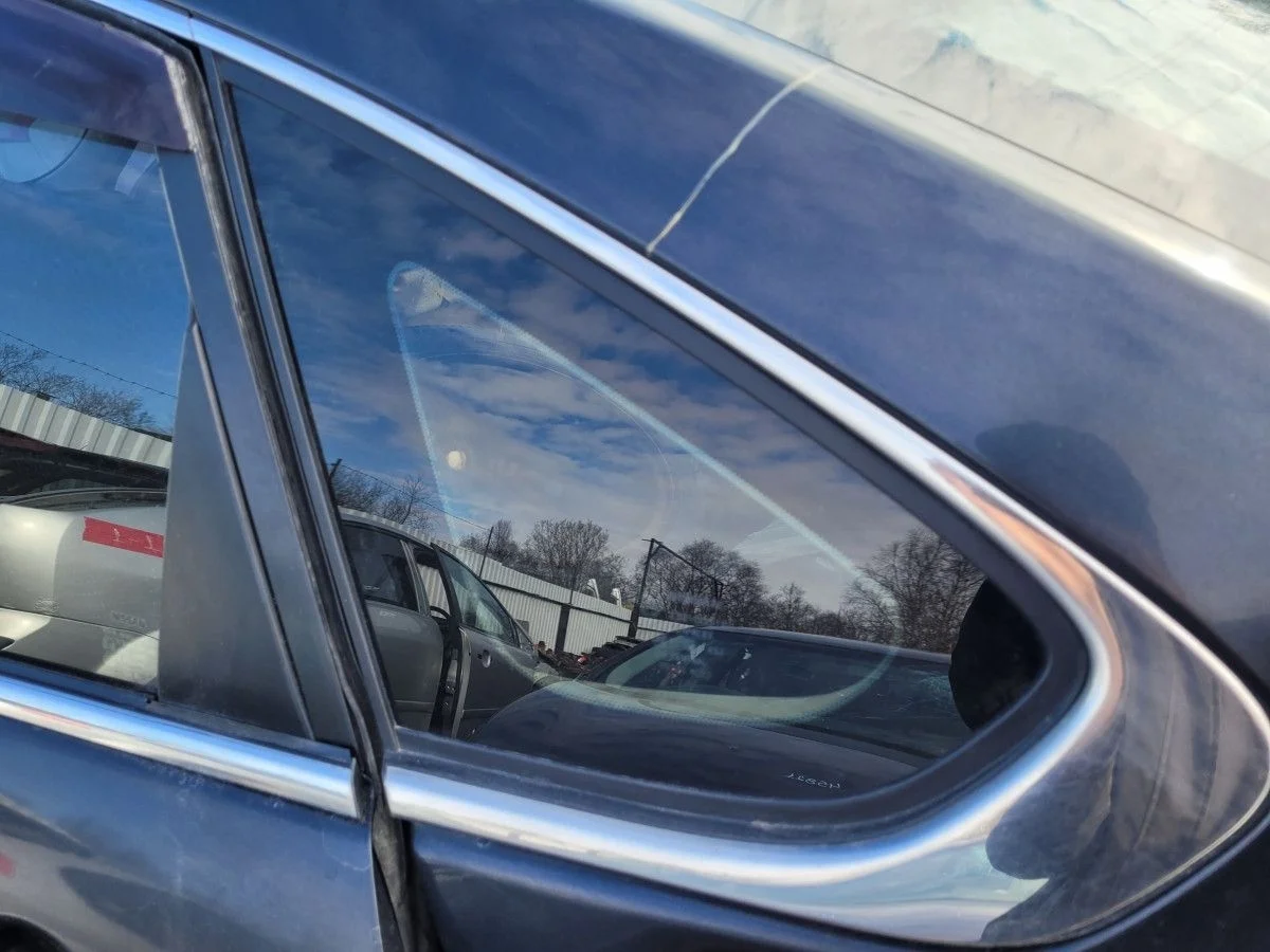 Стекло глухое левое на Nissan Almera G15