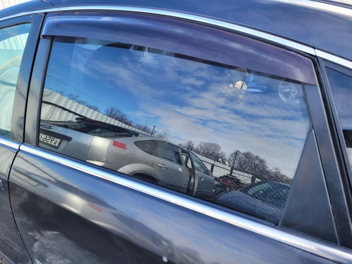 Стекло двери задней левой на Nissan Almera G15