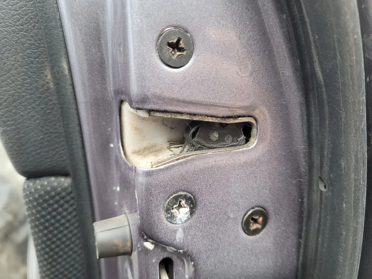 Замок двери задней правой на Mazda 6 GG