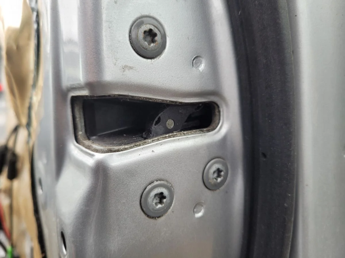 Замок двери передней правой на Toyota Camry XV40