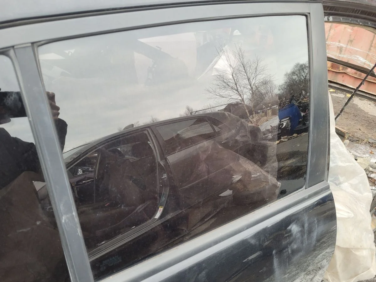 Стекло задней правой двери на Nissan Tiida C11