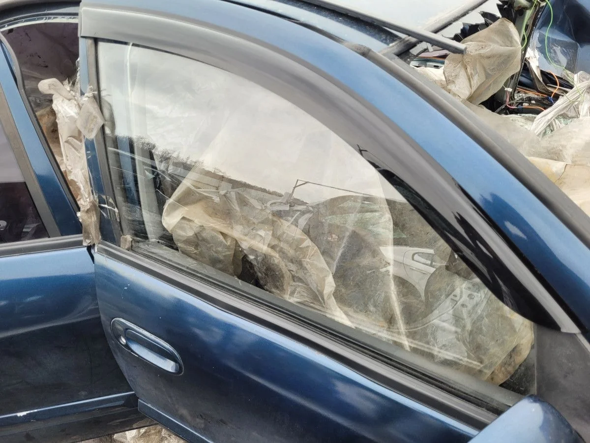 Стекло двери передней правой на Nissan Almera B10