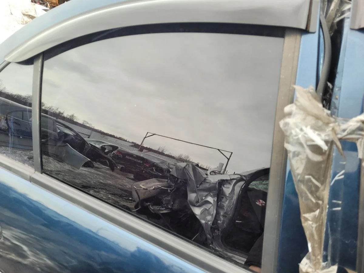 Стекло двери задней правой на Nissan Almera B10