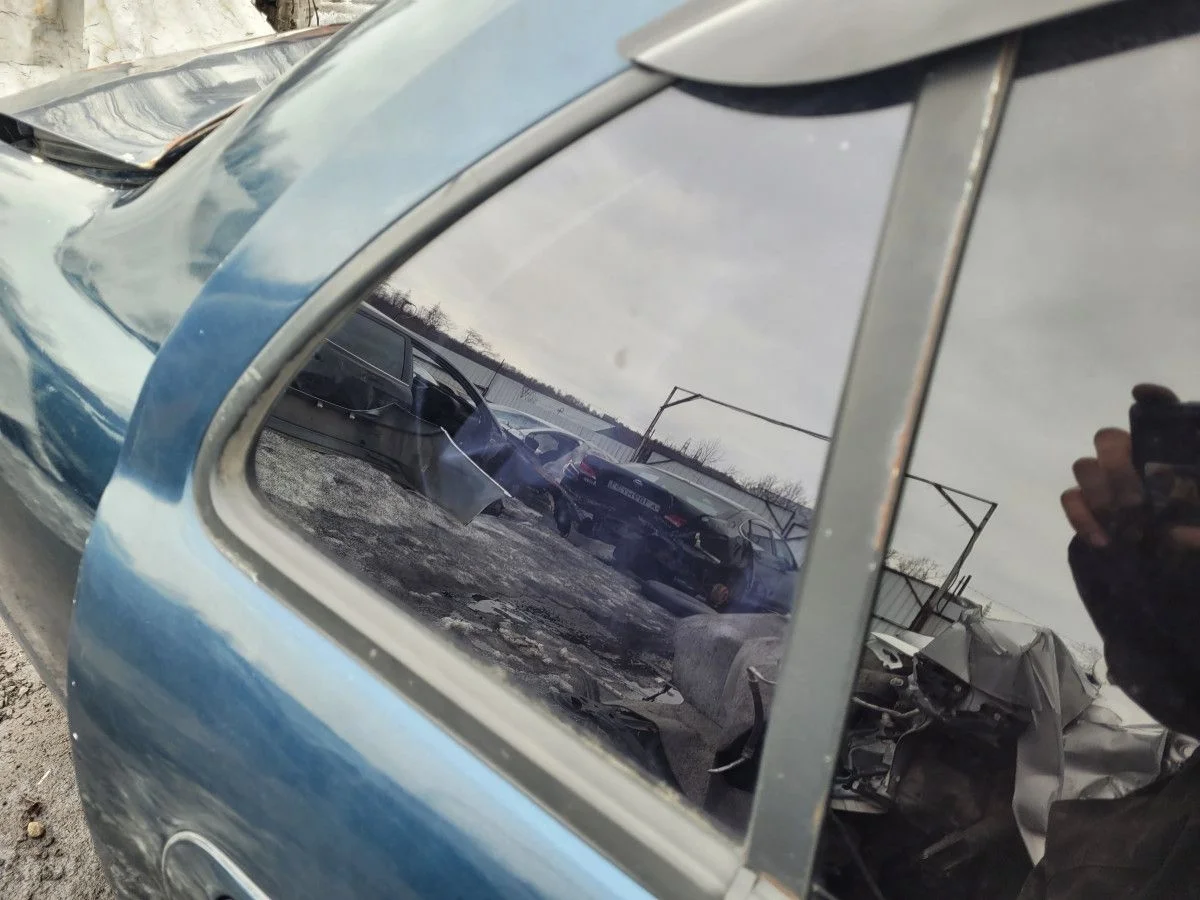 Форточка двери задней правой на Nissan Almera B10