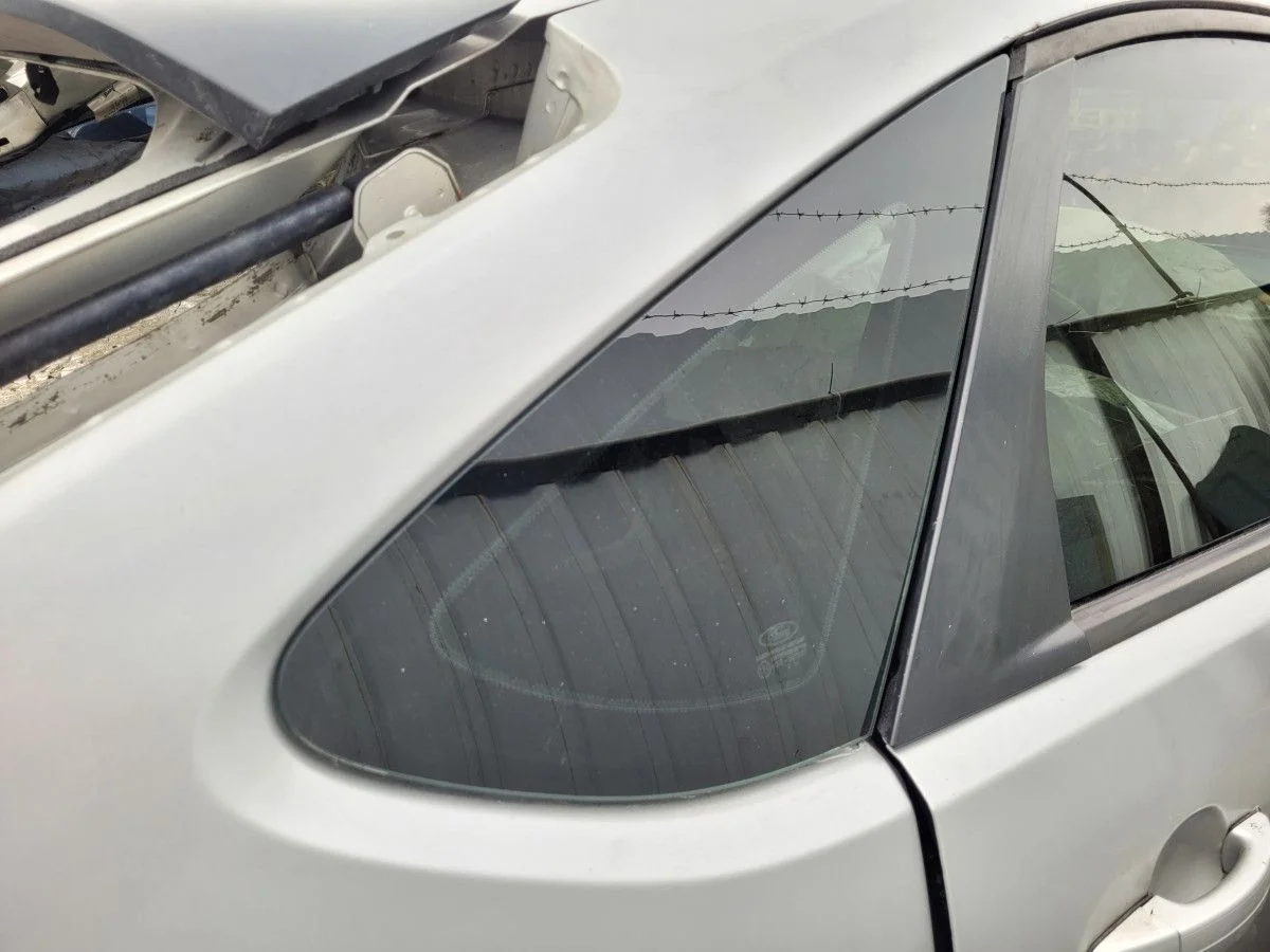 Стекло глухое правое для Ford Focus 2