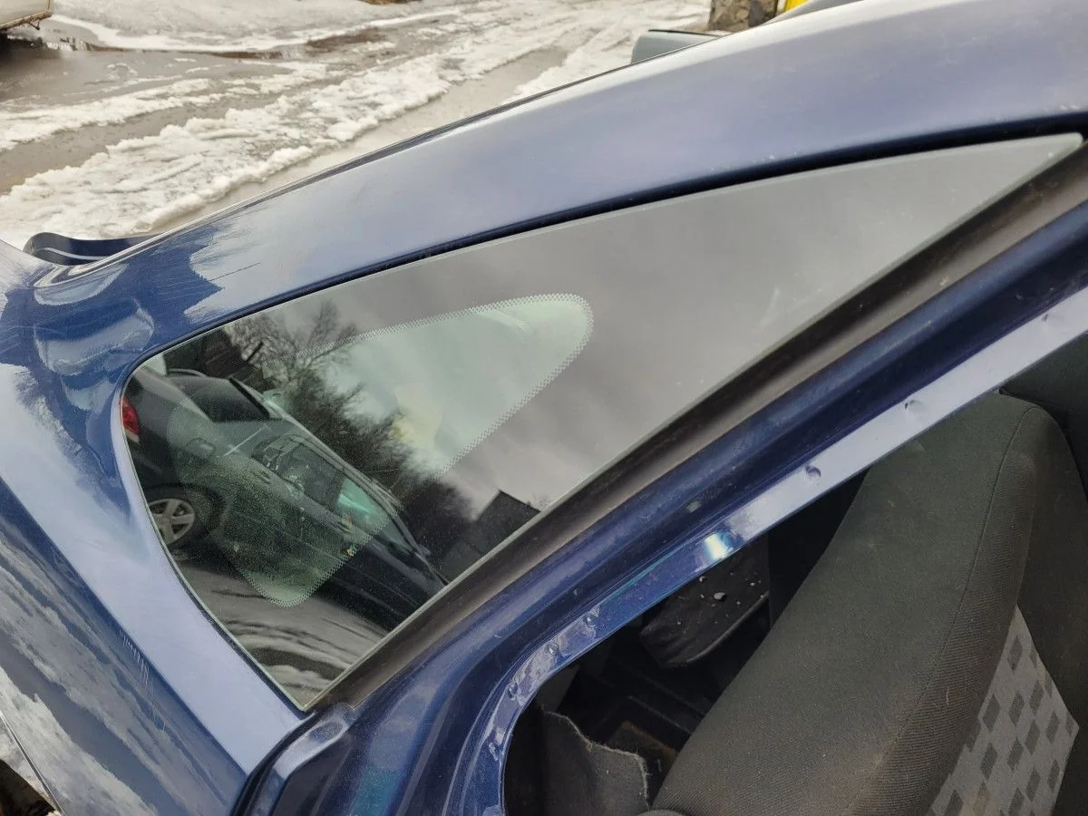 Стекло глухое правое на Ford Focus 2 рест седан