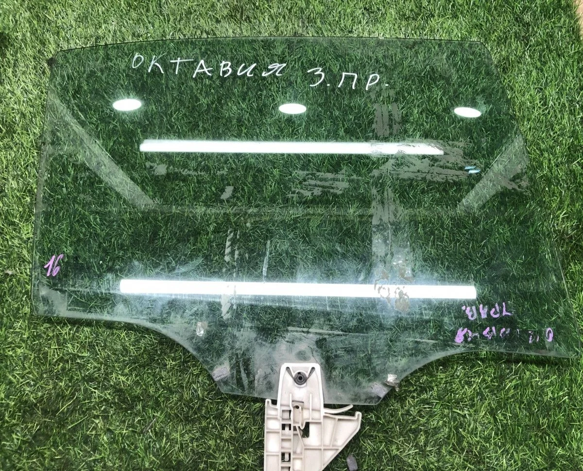 Стекло задней правой двери Skoda Octavia A5   