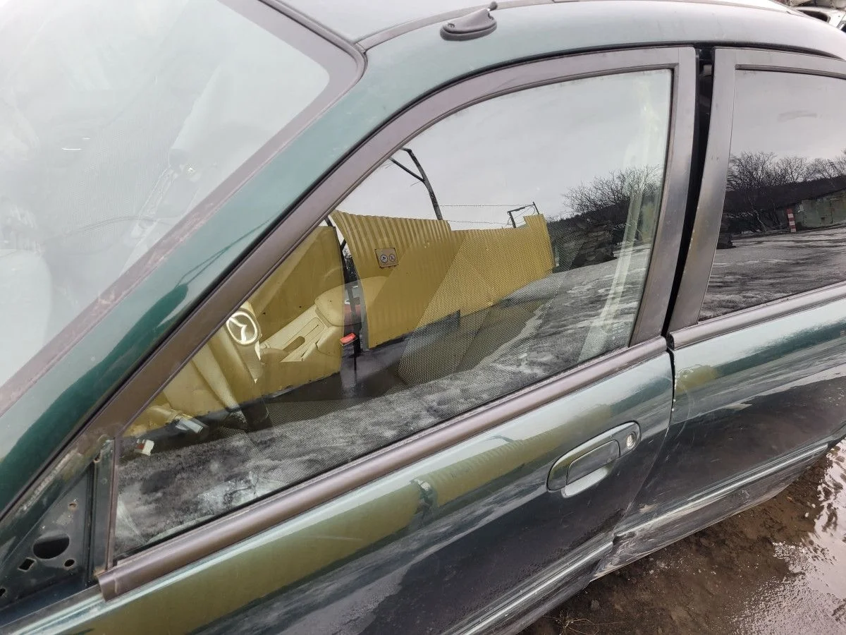 Стекло двери передней левой на Mazda 323