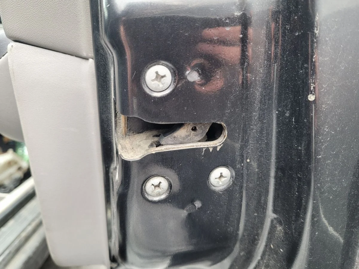 Замок двери передней правой на Nissan Almera N16