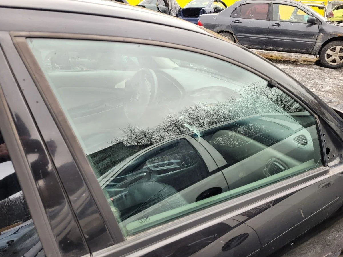 Стекло двери передней правой на Nissan Almera N16