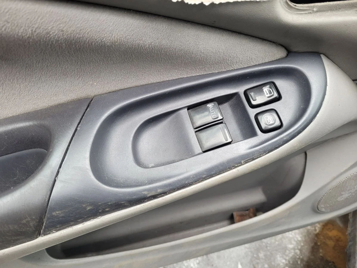 Блок кнопок стеклоподъемников на Nissan Almera N16