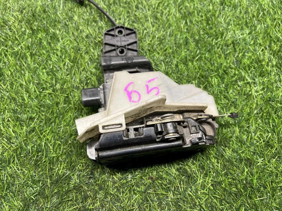 Замок двери задней левой Volkswagen Passat B5