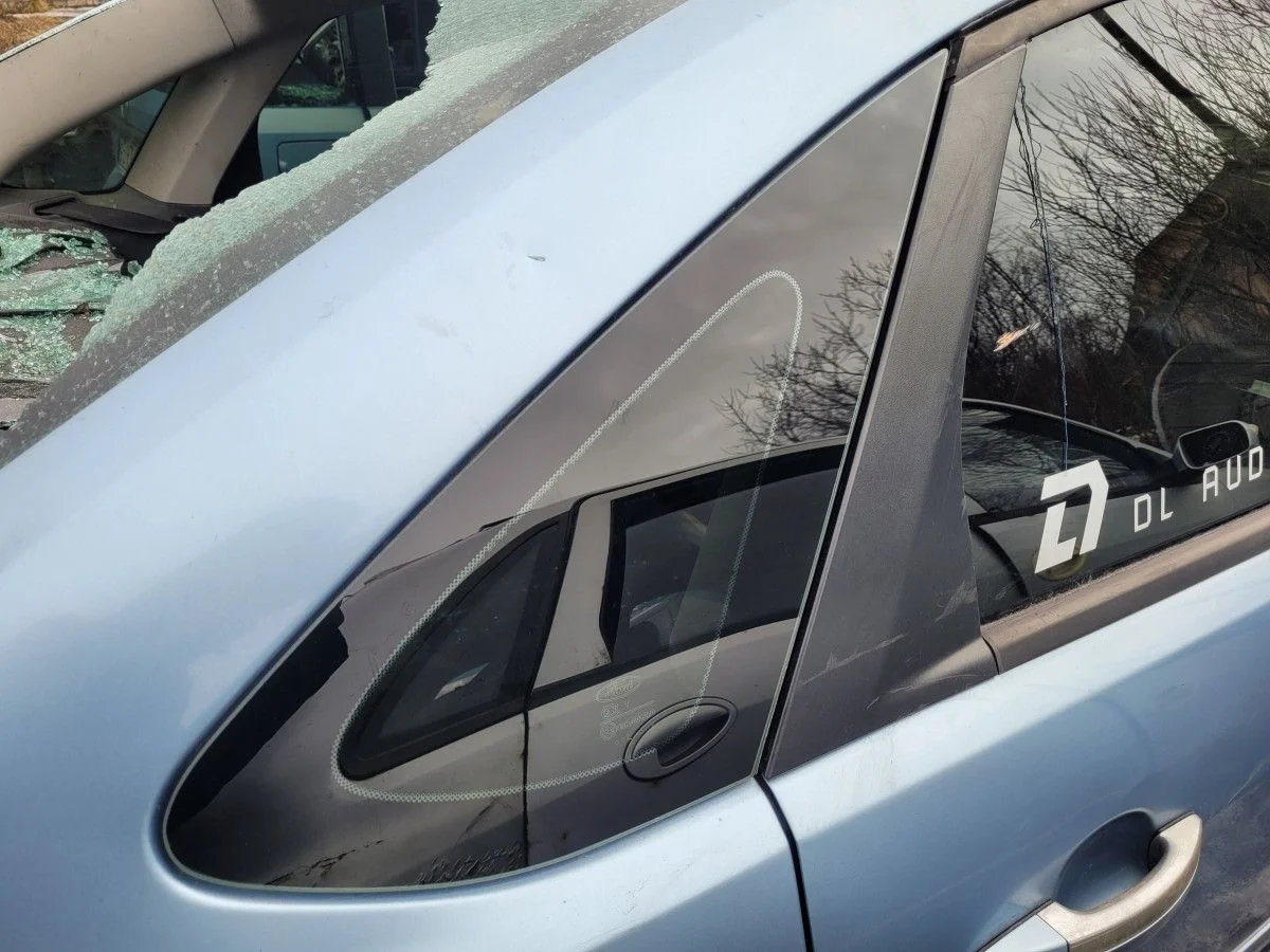 Стекло глухое правое для Ford Focus 2