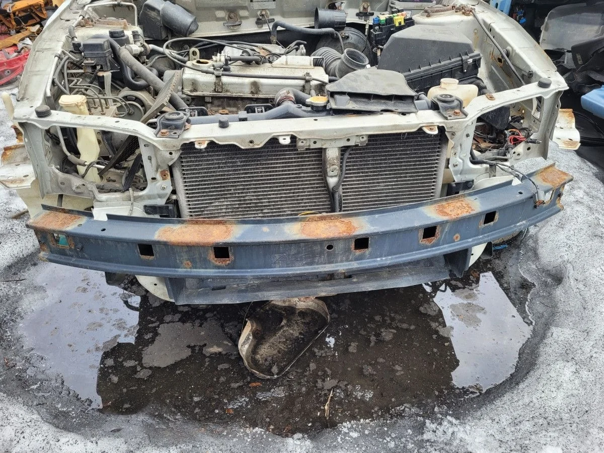 Усилитель бампера передний на Mitsubishi Carisma