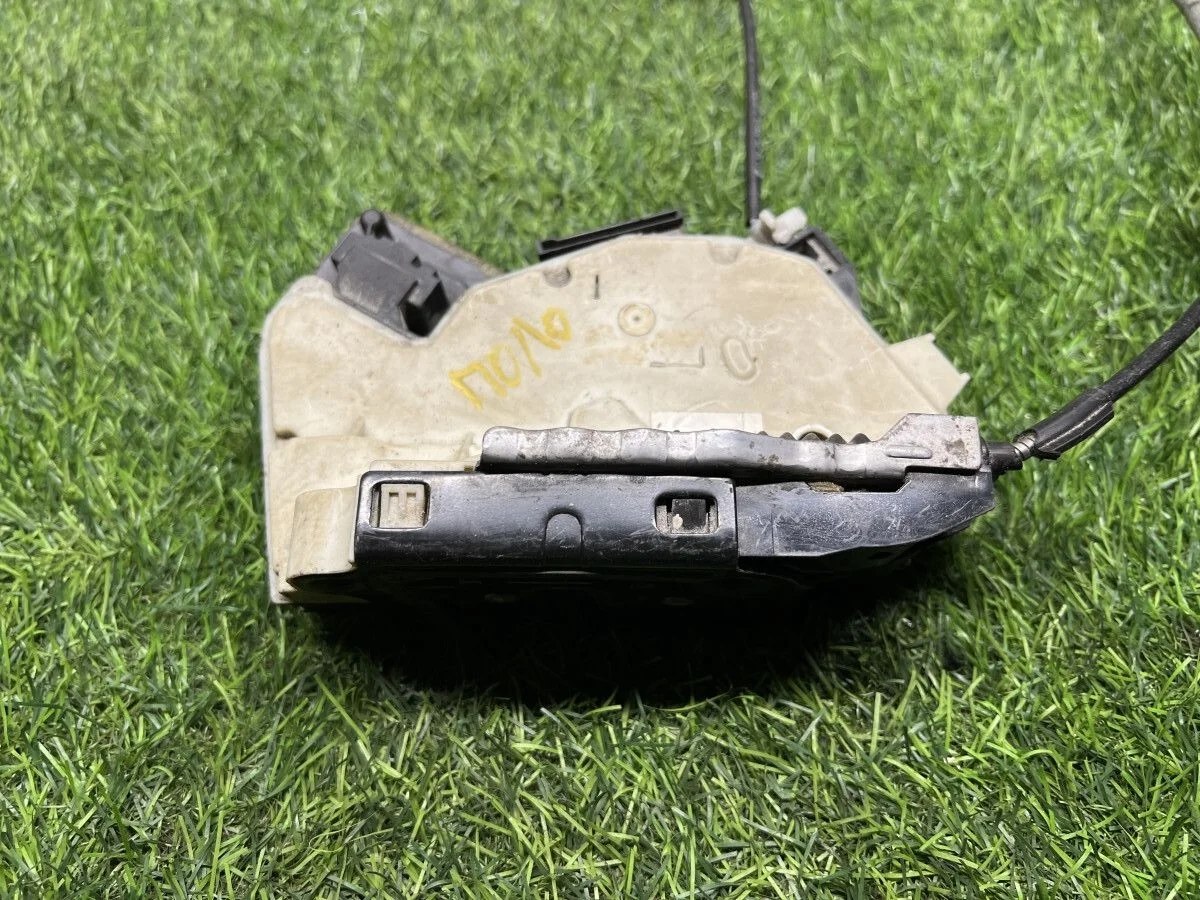 Замок двери передней правой Volkswagen Polo V