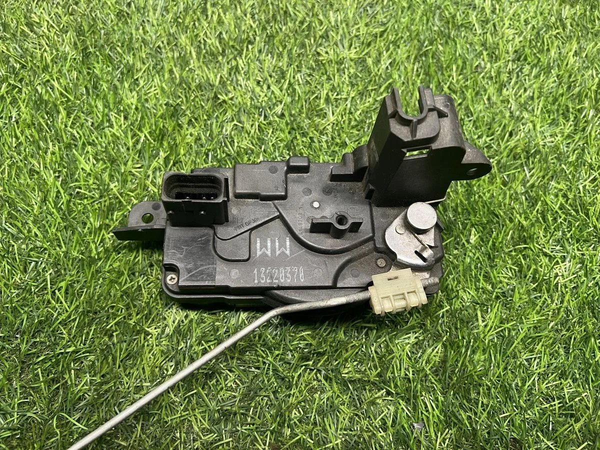 Замок двери передней правой Opel Astra H