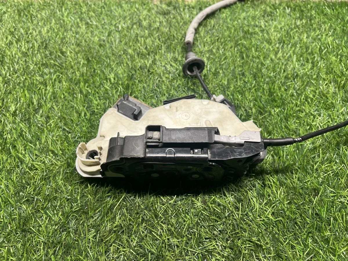 Замок двери задней правый Volkswagen Polo V