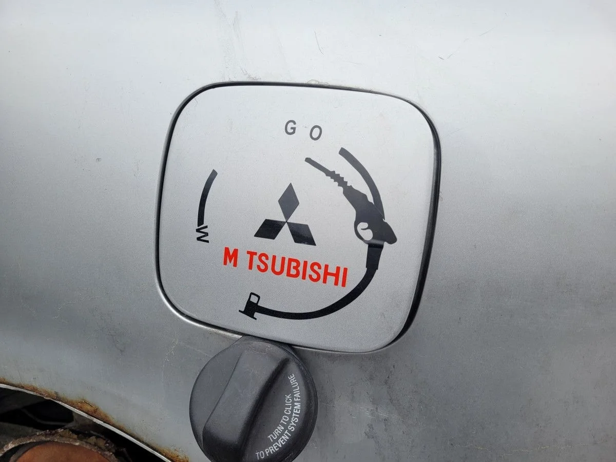 Лючок бака на Mitsubishi Carisma