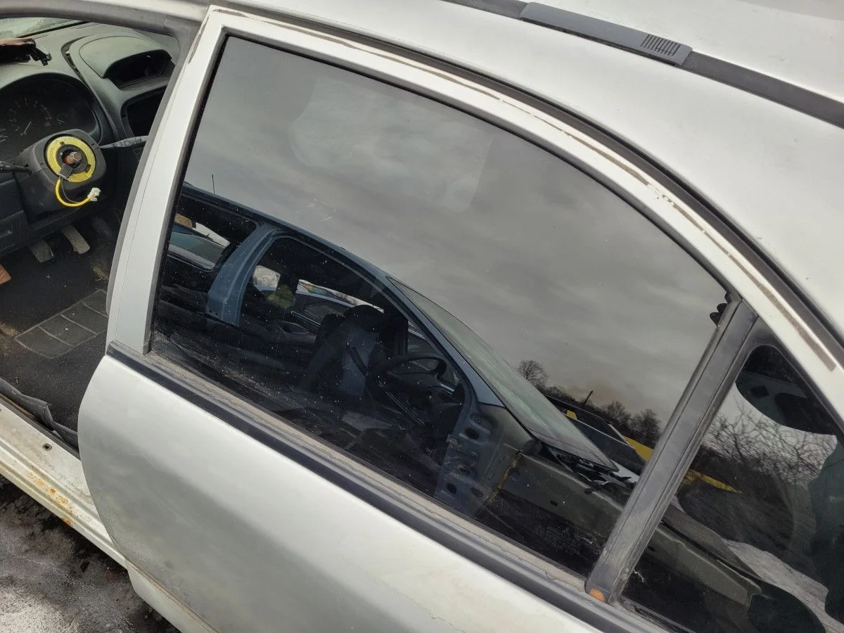 Стекло двери задней левой на Mitsubishi Carisma