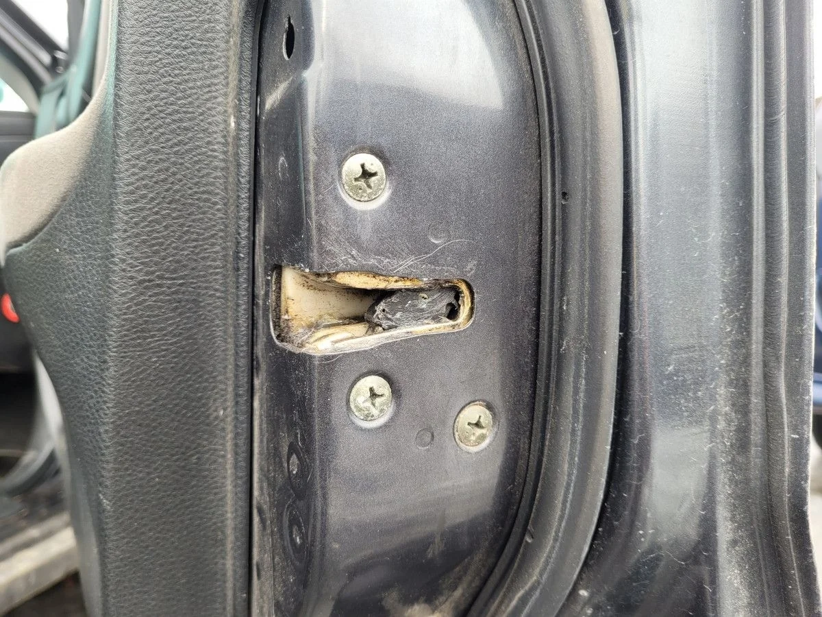 Замок двери передней правой на Lancer 9