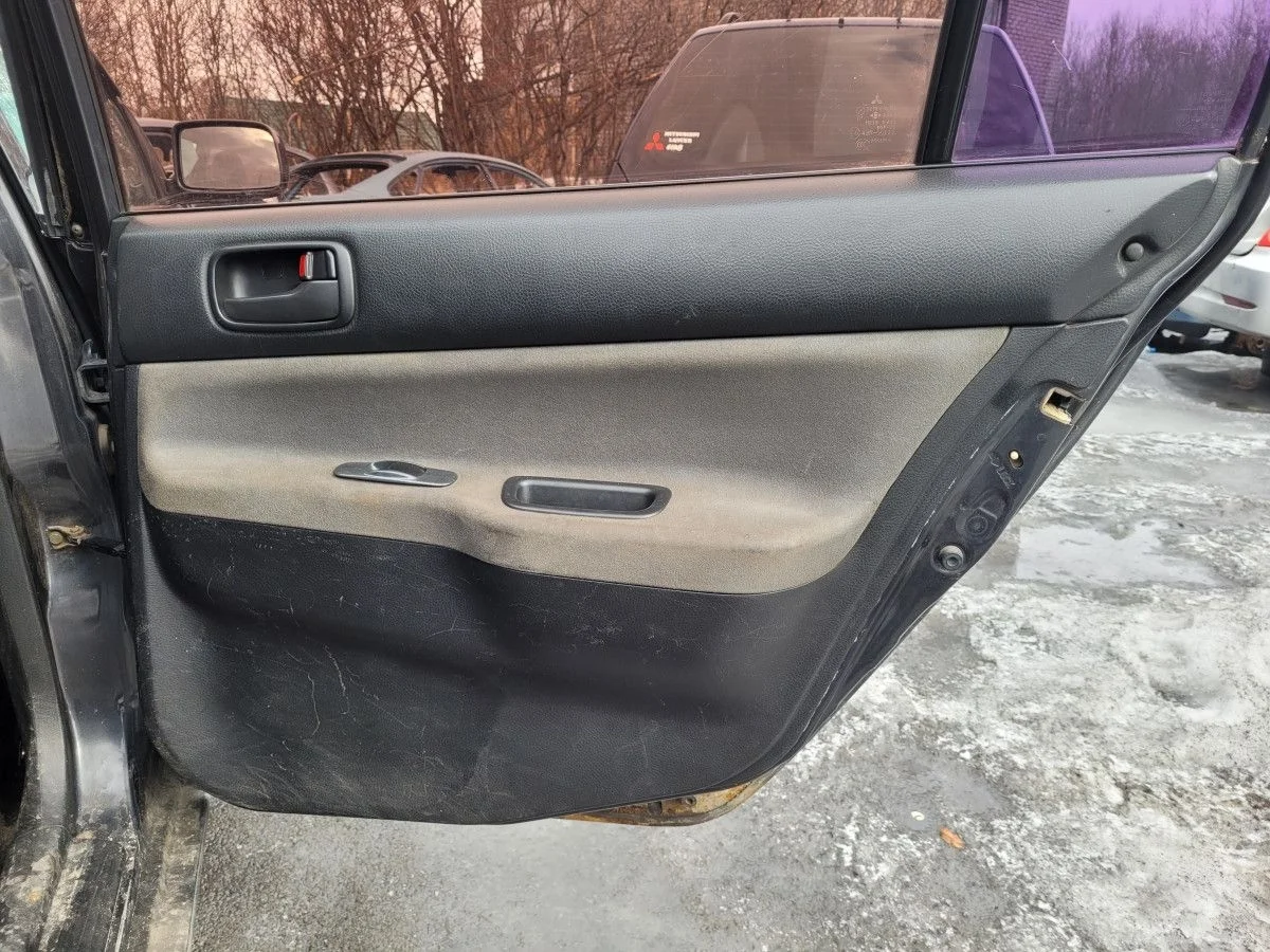 Обшивка задняя правая на Mitsubishi Lancer 9