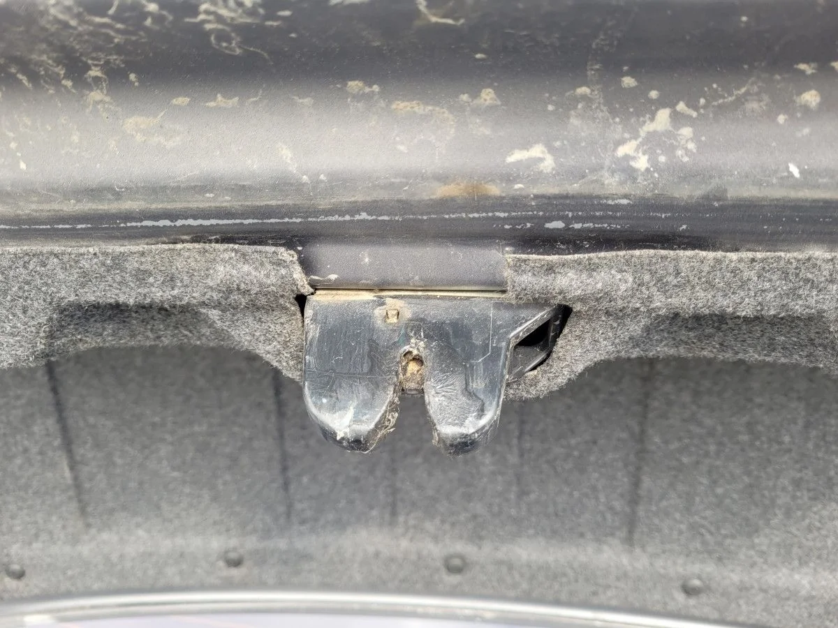 Замок багажника на Mitsubishi Lancer 9