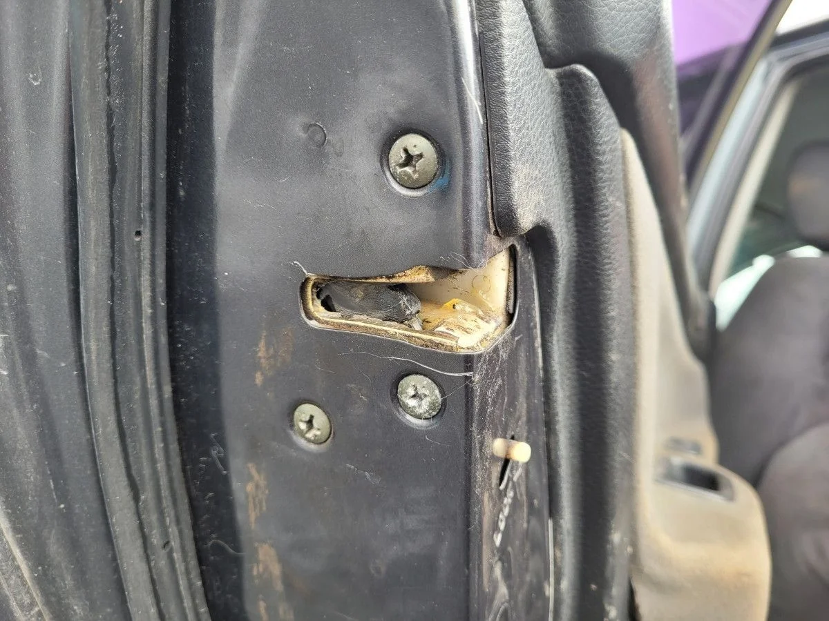 Замок двери задней левый на Lancer 9