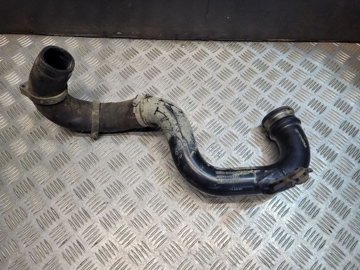 Патрубок интеркулера на Hilux 8 PickUp