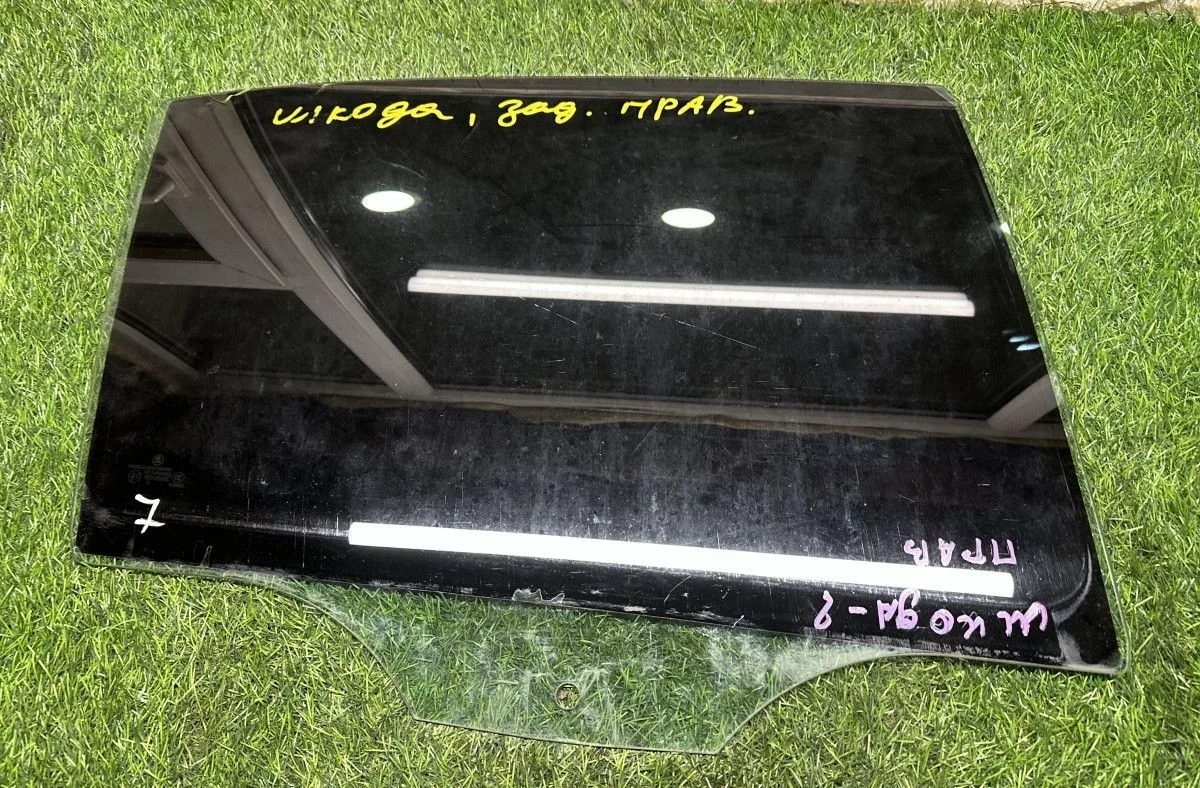 Стекло задней правой двери Skoda Octavia A5