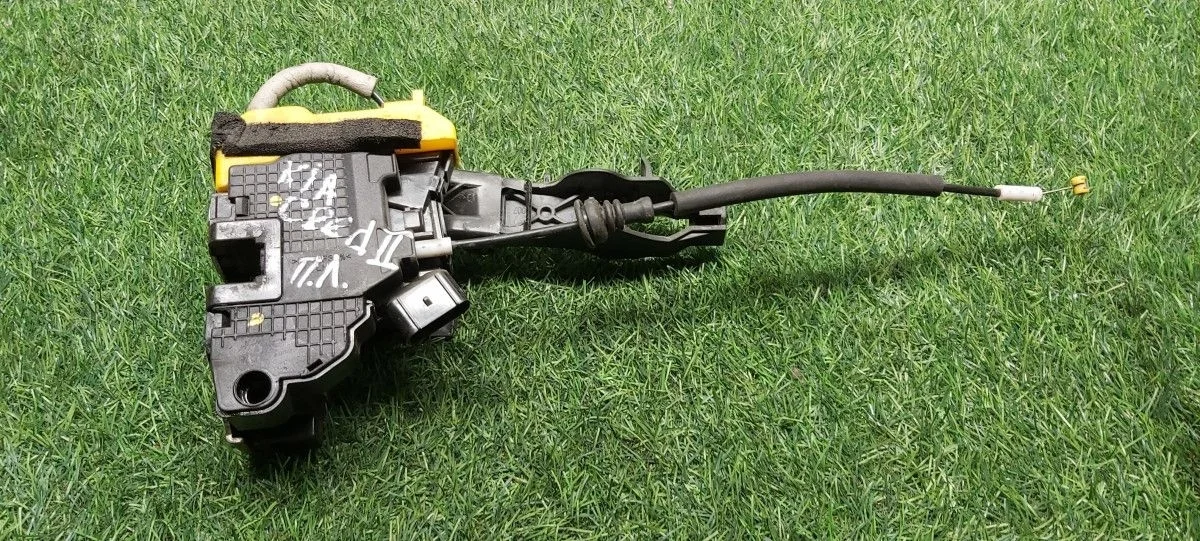 Замок двери передней левой Kia Ceed (JD)